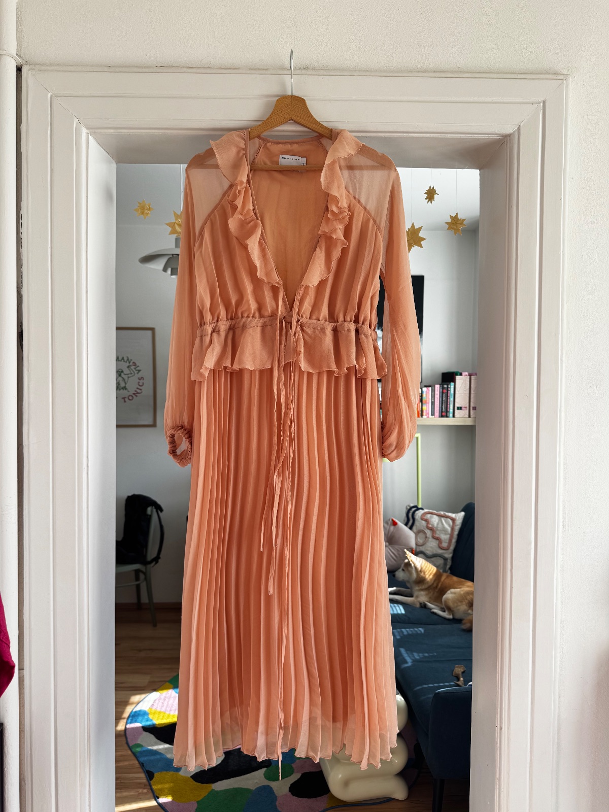 Dlhé večerné šifónové plisované šaty Asos Design